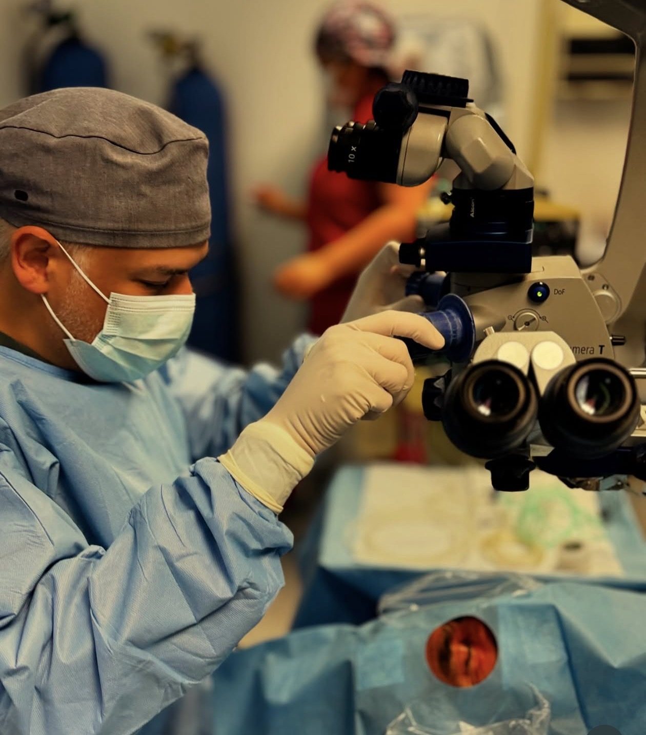 Cirugía de retina y vítreo con microscopio quirúrgico