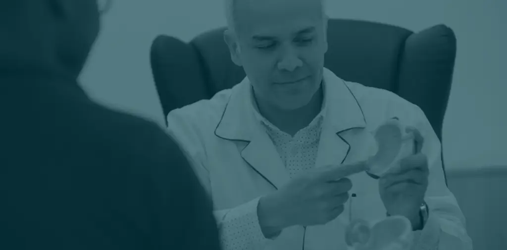 medico oftalmologo en consulta con paciente
